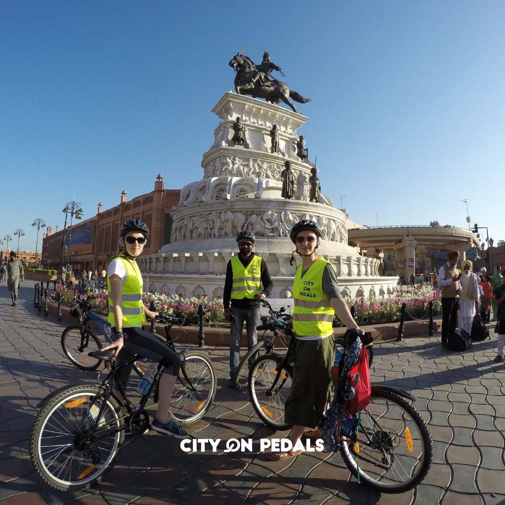 City On Pedals bicycles posing in front of Maharaja Ranjit Singh Statue
